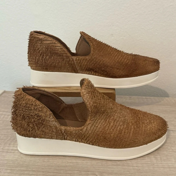 Antelope Comfy Slip On Sneaker Fuzzy Boho Unique Western Artsy Size 37 US 6 - Picture 1 of 9